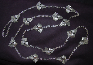 Curly Ivy Leaves Chain Belt Silvertone Plated Ivy Leaves with Clock-style chain